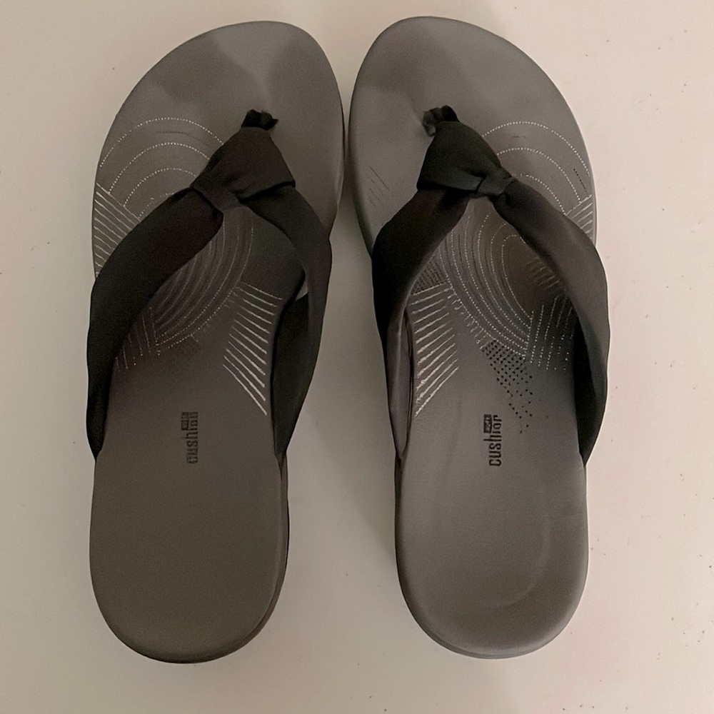 Clarks Cloudsteppers Woman’s Slip-on Black & Gray/Grey Flip Flop Sandals Size 7